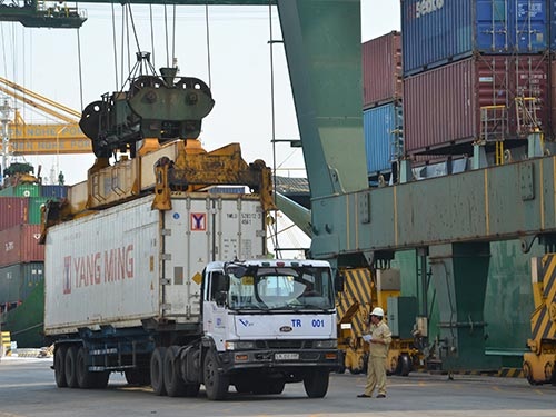 Một ngày làm thủ tục xuất nhập khẩu = 1,6 tỉ USD - 1 Xuất nhập khẩu hàng hóa tại cảng VICT - TP HCM Ảnh: Tấn Thạnh