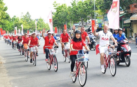 Đoàn đạp xe diễu hành trên đường phố Bà Rịa.