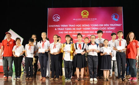 Trao tặng học bổng cho học sinh nghèo hiếu học