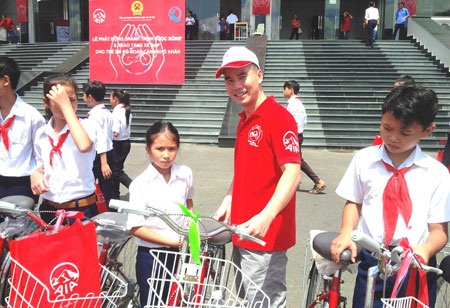 Phó Tổng GĐ AIA Việt Nam Lý Nhơn trao tặng xe đạp cho trẻ em nghèo.