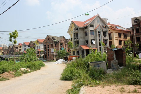 Chỉ có ở Hà Nội: Nhà vệ sinh “chình ình” giữa cửa biệt thự bạc tỷ - 10 Hình ảnh biệt thự nửa nạc nửa mỡ nhan nhản trong các khu đô thị mới