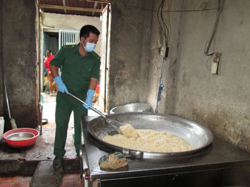 Thịt gà thối độn bột mì thêm phụ gia, phẩm màu độc hại (ảnh trên) cho ra chà bông giá rẻ (ảnh dưới)