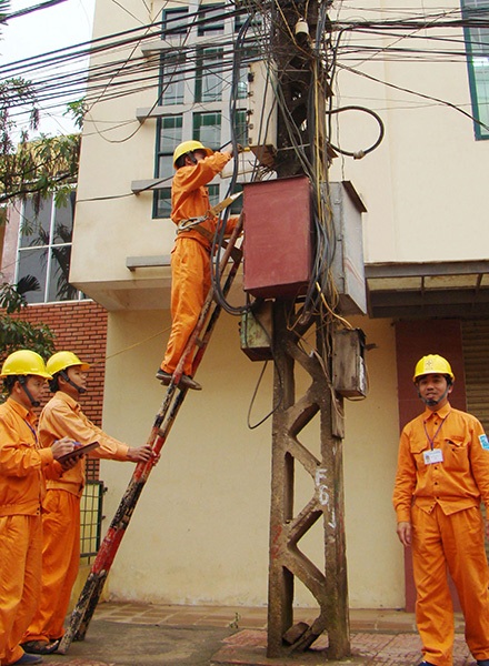 Năng suất lao động thấp nhìn từ ngành điện: Bắc thang đọc công tơ - khó chấp nhận! - 1 Nhiều công đoạn trong sản xuất, kinh doanh của ngành điện vẫn còn khá thô sơ. Ảnh: Đ.T
