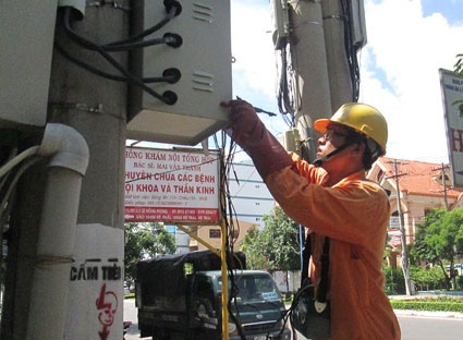 Năng suất lao động thấp nhìn từ ngành điện: Bắc thang đọc công tơ - khó chấp nhận! - 2 Công nhân ngành điện vẫn “cặm cụi” ghi số điện tại công tơ.