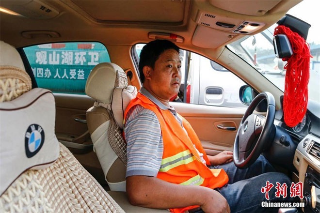 Lạ lẫm hàng trăm triệu phú chọn nghề quét rác - 2 Li Yuanli, 41 tuổi, đứng trước chiếc xe của mình. Cô đã trở thành nhân viên vệ sinh được 8 năm.