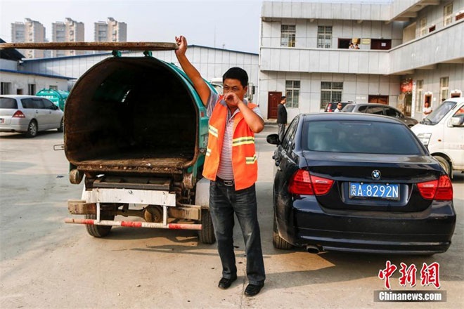 Lạ lẫm hàng trăm triệu phú chọn nghề quét rác - 7 Wang Demin, 55 tuổi, quét dọn đường phố bên cạnh xế sang của cô. Cô xài ôtô riêng đi làm đã 10 năm.