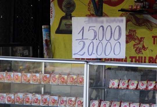 Bánh Trung thu ế cả tháng vẫn vô tư bày bán - 1 Bánh Trung thu ế cả tháng vẫn vô tư bày bán