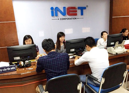 iNET ra mắt cổng thanh toán online iNET Pay - 1 Các cán bộ nhân viên iNET đang tư vấn dịch vụ cho khách hàng