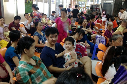 Kiếm đậm nhờ sốt vắc-xin 6 trong 1 - 1 Trung tâm Y tế dự phòng phố Lò Đúc lúc nào cũng đông đúc