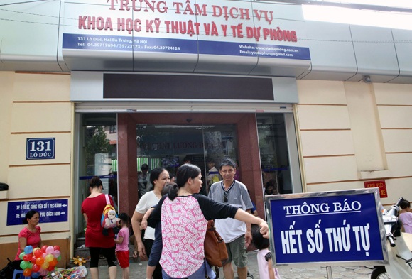 Kiếm đậm nhờ sốt vắc-xin 6 trong 1 - 2 Cổng trung tâm, hàng nước, quán ăn, cửa hàng bán đồ chơi...