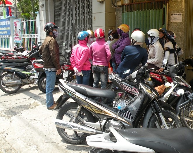 Công nhân “vây” nhà tổng giám đốc đòi lương - 2 Cty CP Trường Thịnh hiện nợ lương công nhân trên 2 tỉ đồng từ nhiều tháng qua.