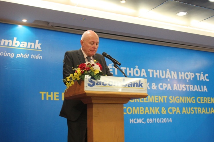 Ngài John McAnulty, Tổng Lãnh sự Úc tại TPHCM phát biểu tại lễ ký kết.