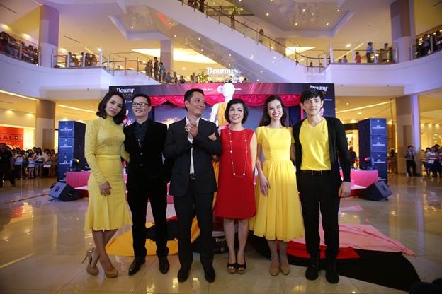 Các cặp đôi tham gia sự kiện Chuyển làn hương, thêm cuốn hút do Downy tổ chức