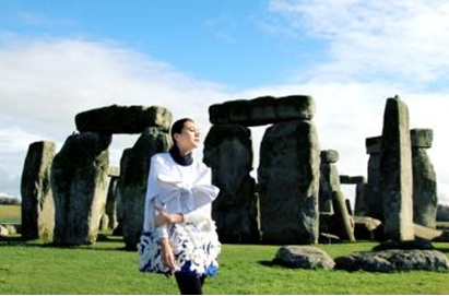 Thanh Hằng tạo dáng chuyên nghiệp tại Stonehenge, Anh.