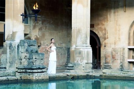 Thanh Hằng kiêu sa bên hồ nước nóng tự nhiên ở thành phố Bath