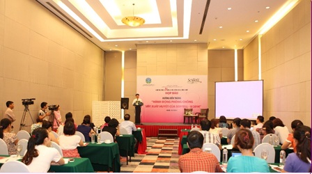 Nâng cao ý thức phòng chống dịch sốt xuất huyết của người dân - 1 Đại diện nhãn hàng kem chống muỗi Soffell và đại diện Cục Quản lý Môi trường Y tế