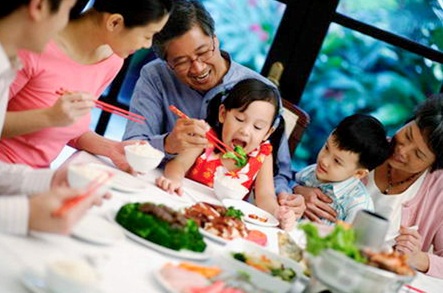 Bữa cơm không đủ chất cũng là nguyên nhân gây thiếu sắt - ảnh minh họa