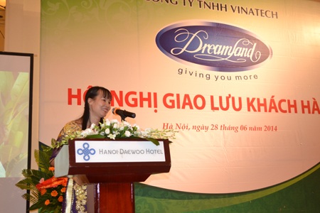 Bà Trịnh Thị Hậu - Tổng Giám đốc Vinatech tại buổi tri ân khách hàng thường niên.