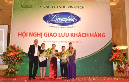 Bà Trịnh Thị Hậu - Tổng Giám đốc Vinatech tại buổi tri ân khách hàng thường niên.