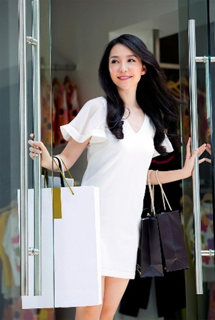 Rực rỡ ngày hè cùng Linh Nga - 4 Mái tóc óng mượt của Linh Nga tự tin