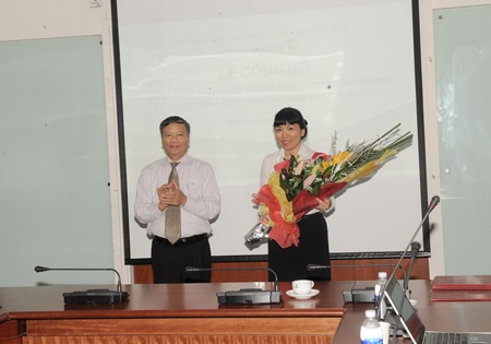 Ông Nguyễn Hòa Bình - Chủ tịch HĐQT trao quyết định