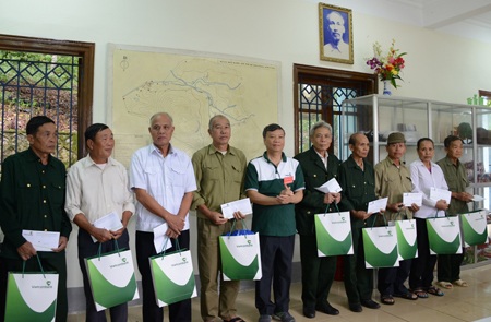 VietcomBank tặng quà cho các gia đình chính sách tại tỉnh Điện Biên - 2 Đ/c Nguyễn Hòa Bình - Phó Bí thư Đảng ủy, Chủ tịch HĐQT Vietcombank