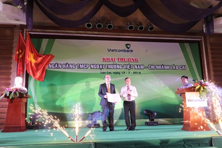 Ông Nguyễn Hòa Bình - Chủ tịch HĐQT Vietcombank (thứ 2 từ trái sang) trao