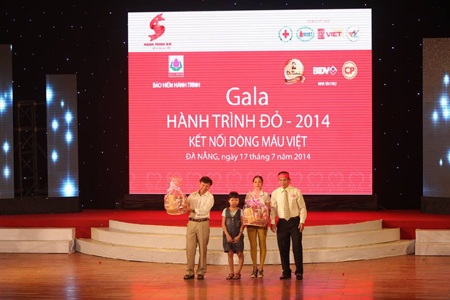 Dr Thanh cùng Hành trình đỏ đến Đà Nẵng và Lạng Sơn - 2 Đoàn dâng hoa trước tượng đài đồng chí Hoàng Văn Thụ - Lạng Sơn