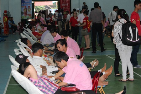 Dr Thanh cùng Hành trình đỏ đến Đà Nẵng và Lạng Sơn - 4 Đoàn dâng hoa trước tượng đài đồng chí Hoàng Văn Thụ - Lạng Sơn