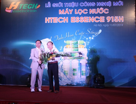 Ông Vũ Viết Hùng (Bên Trái )tặng hoa cảm ơn Chủ tịch Hội Chống hàng giả