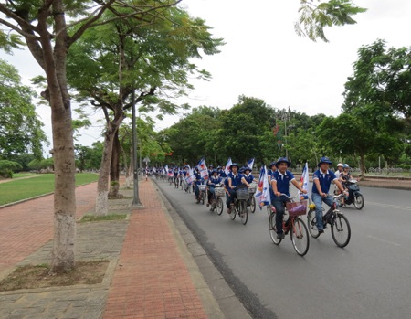 Phía nhà tài trợ, ông Vương Văn Thanh, ông Lê Đức Trọng cùng đại sứ