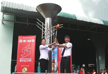 Hành trình Đỏ 2014: Thu 600 đơn vị máu từ “Giọt hồng miền cực Nam” - 1 GS. TS Nguyễn Anh Trí nhận ngọn lửa thiêng từ lễ đài
