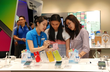 VietinBank "bắt tay" với Samsung bán Galaxy Tab S - 1 Khách hàng trải nghiệm sản phẩm của Samsung