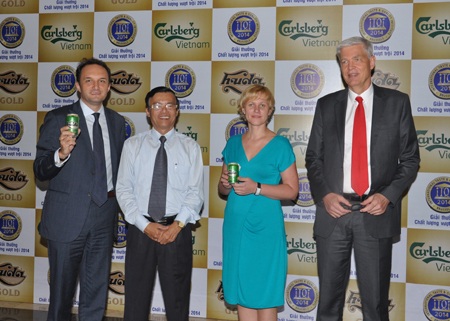Đại sứ ĐM cùng lãnh đạo Carlsberg VN
