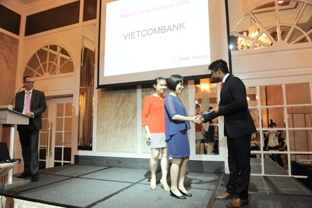 Đại diện Vietcombank nhận giải trong Lễ vinh danh