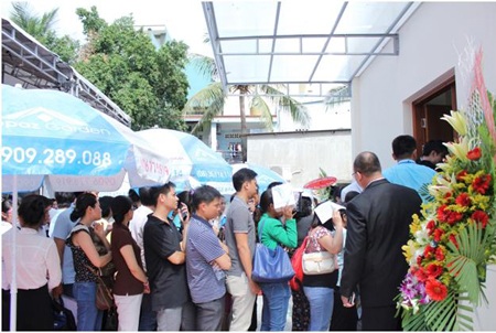 Khách hàng tham quan thực tế căn hộ mẫu Topaz