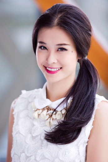 Tỏa sáng hè này với tóc đẹp - 1 Kiểu tóc buộc lệch đã trả thành style nổi bật