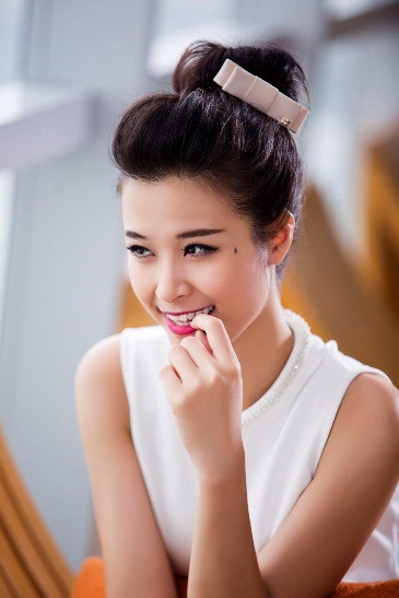 Tỏa sáng hè này với tóc đẹp - 2 Tóc bới cao đơn giản được Đông Nhi