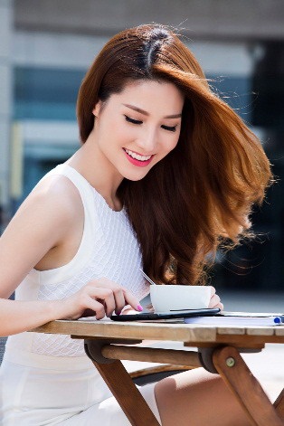 Tỏa sáng hè này với tóc đẹp - 6 Diễm My tự tin khoe tóc óng khỏe dưới nắng hè.
