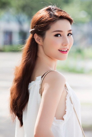 Tỏa sáng hè này với tóc đẹp - 7 Chỉ cần khéo léo xoắn hai lọn tóc