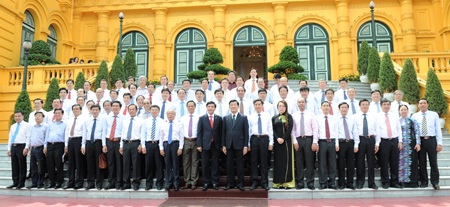 Chủ tịch nước gặp mặt Lãnh đạo Đảng ủy Khối và các đơn vị thuộc Đảng bộ Khối doanh nghiệp Trung Ương - 1 Chủ tịch nước Trương Tấn Sang chụp ảnh với Đoàn các đồng chí