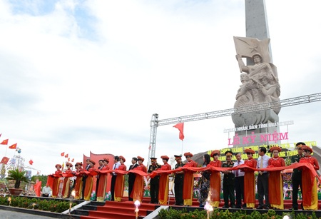 Ông Nguyễn Hòa Bình - Chủ tịch HĐQT Vietcombank (thứ 6 từ phải sang)