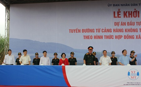 Ông Nghiêm Xuân Thành - Tổng giám đốc Vietcombank (hàng đầu,