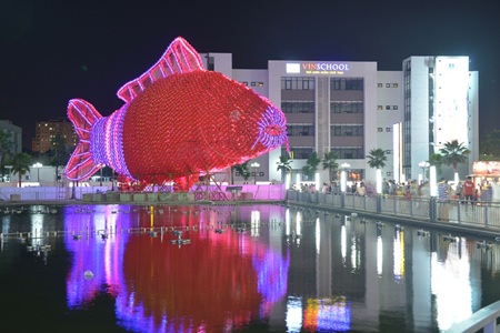 Vincom xác lập kỷ lục đèn lồng cá chép lớn nhất Việt Nam - 4 Dự kiến, Tổ chức Kỷ lục Guinness Việt Nam trao chứng nhận kỷ lục chính thức vào ngày 21.08.2014.