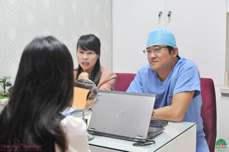 Bác sĩ Hàn Quốc tư vấn phái đẹp cải thiện vòng một