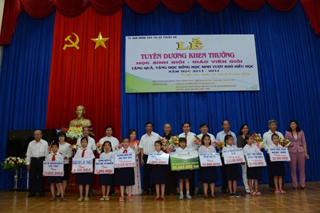 Ông Nguyễn Đình Phục – Giám đốc chi nhánh Vietcombank Bình Dương tặng