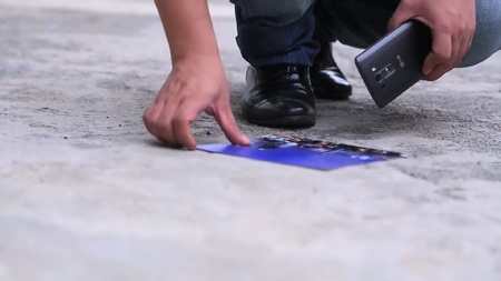 Từ việc nhặt được bức ảnh của cô gái đánh rơi,