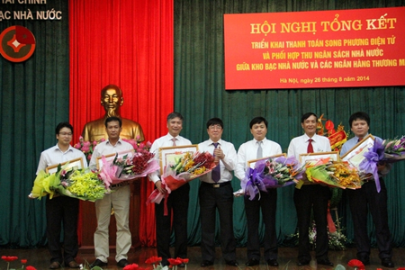 VietcomBank và Kho bạc Nhà nước triển khai thành công Hệ thống Thanh toán điện tử song phương và phối hợp thu ngân sách Nhà nước. - 1 Đại diện Vietcombank, ông Nguyễn Danh Lương - Phó Tổng giám đốc