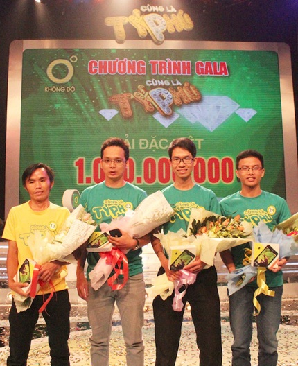  4 thí sinh nhận hoa và phần thưởng từ chương trình