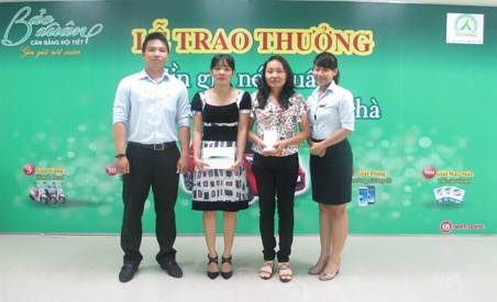 Đại diện công ty trao tặng giải Đồng và giải Bạc